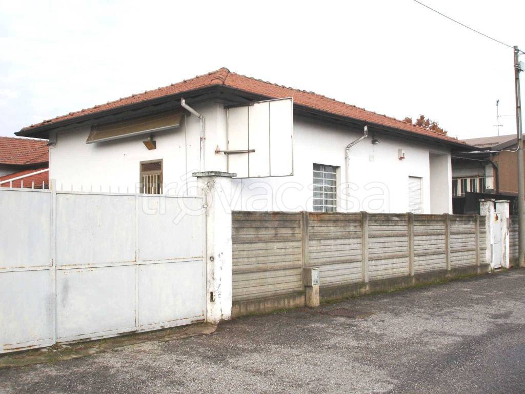 locale commerciale in vendita a Vigevano