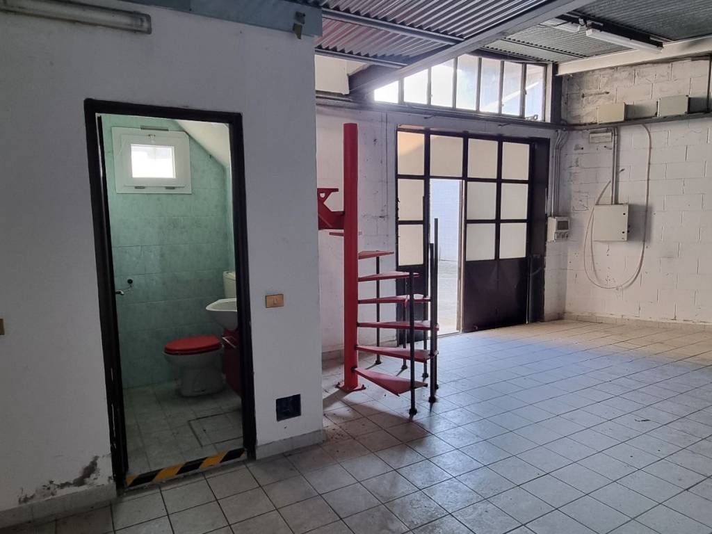 locale commerciale in vendita a Vigevano