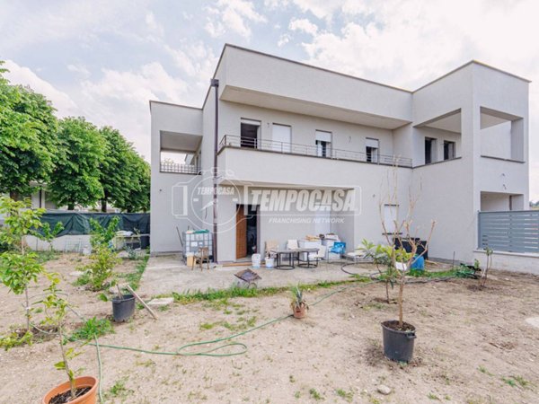 casa indipendente in vendita a Vigevano