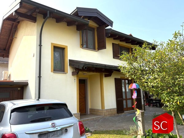 casa indipendente in vendita a Vigevano