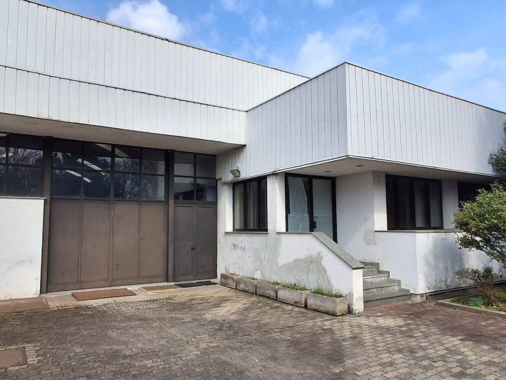 locale commerciale in vendita a Vigevano