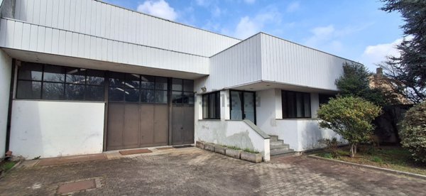locale di sgombero in vendita a Vigevano