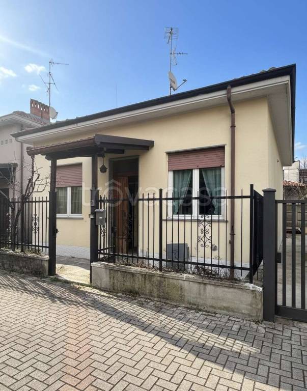 casa indipendente in vendita a Vigevano