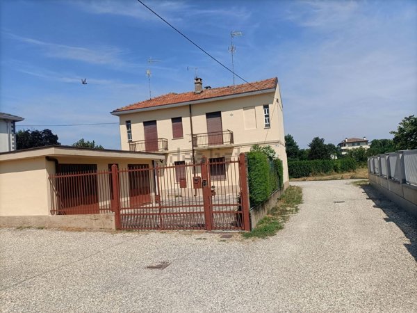 casa indipendente in vendita a Vigevano
