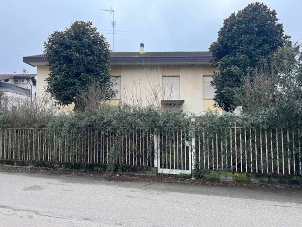 casa indipendente in vendita a Vigevano
