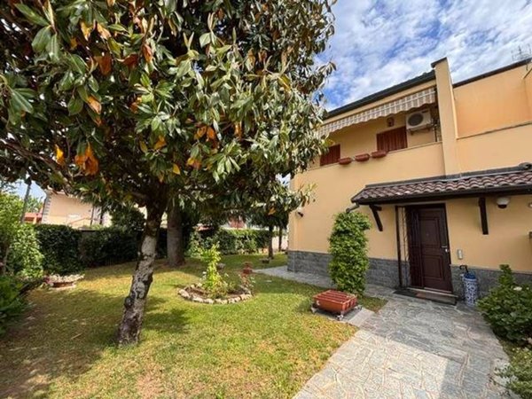 casa indipendente in vendita a Vigevano