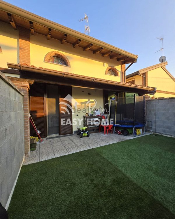 casa indipendente in vendita a Vigevano
