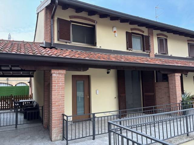 casa indipendente in vendita a Vigevano