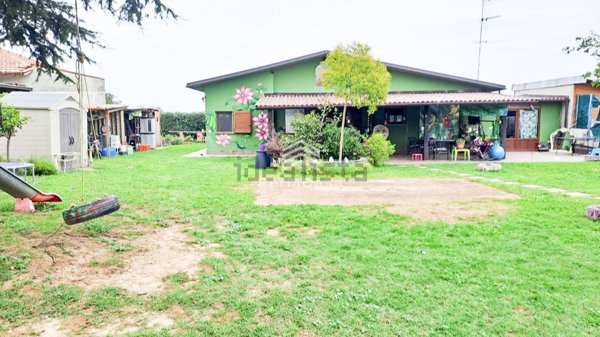 casa indipendente in vendita a Vigevano