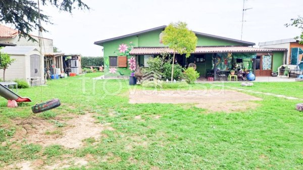 casa indipendente in vendita a Vigevano in zona Buccella