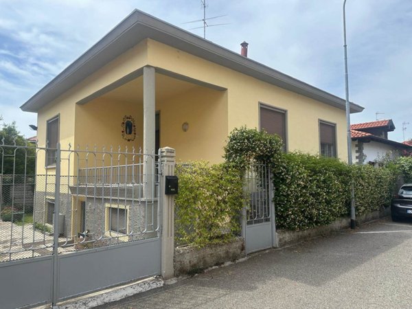 casa indipendente in vendita a Vigevano