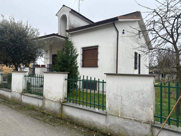 casa indipendente in vendita a Vigevano in zona Fogliano
