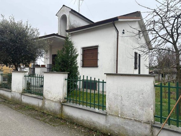 casa indipendente in vendita a Vigevano in zona Fogliano