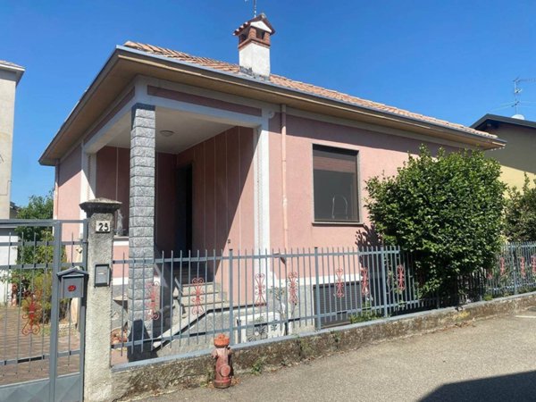 casa indipendente in vendita a Vigevano