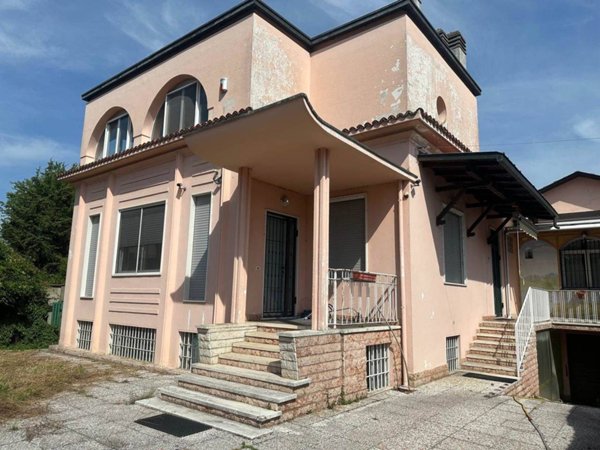 casa indipendente in vendita a Vigevano