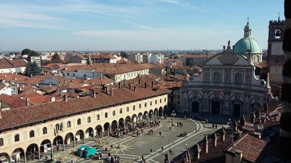 casa indipendente in vendita a Vigevano