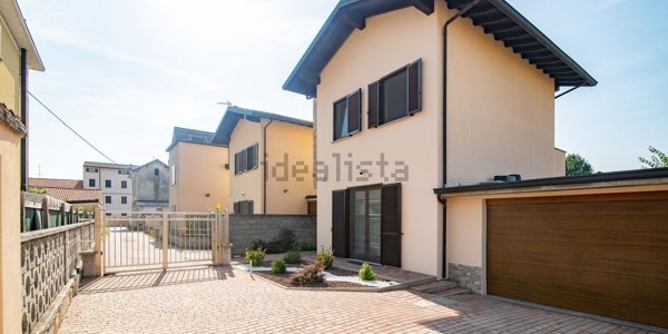 casa indipendente in vendita a Vigevano