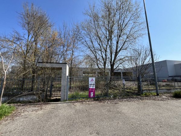 locale di sgombero in vendita a Vigevano