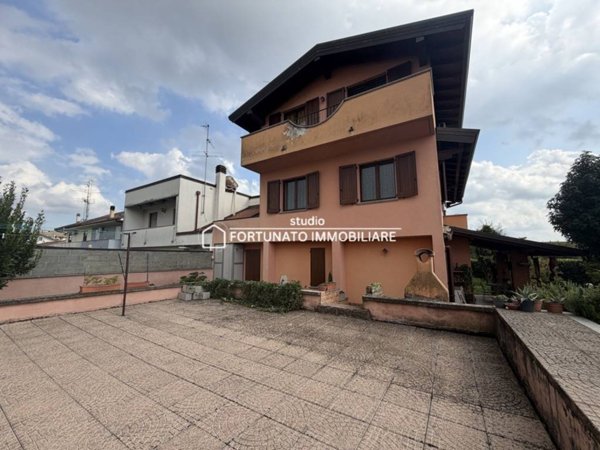 casa indipendente in vendita a Vigevano