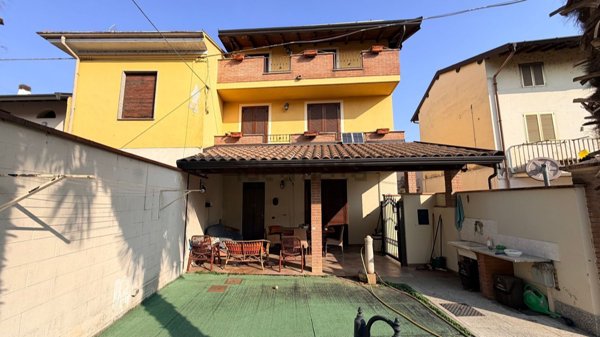 casa indipendente in vendita a Vigevano