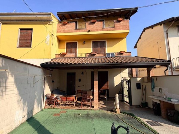 casa indipendente in vendita a Vigevano