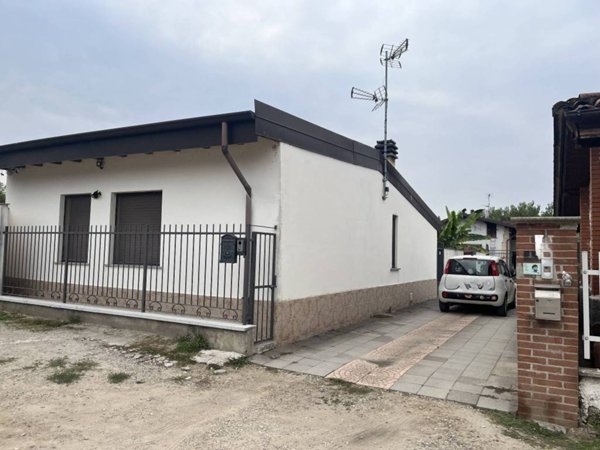 casa indipendente in vendita a Vigevano in zona Piccolini