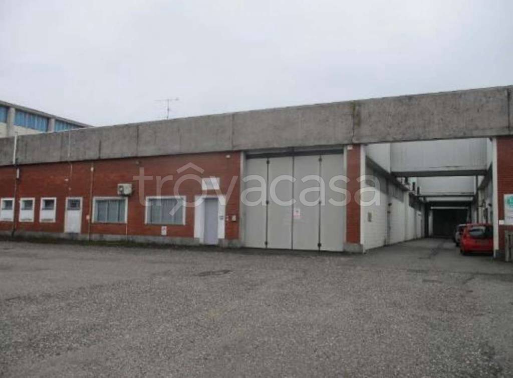 locale commerciale in vendita a Vigevano