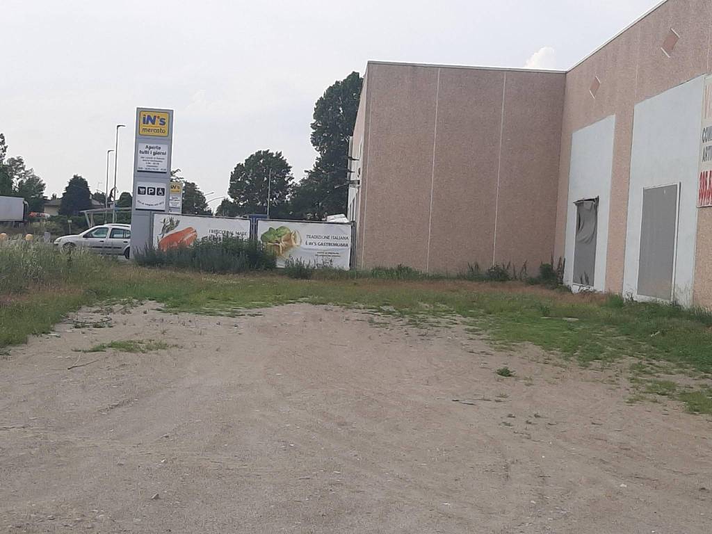 locale commerciale in vendita a Villanterio
