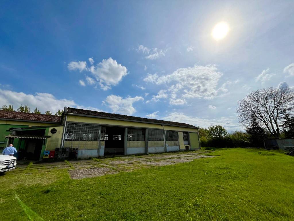 locale commerciale in vendita a Villanterio