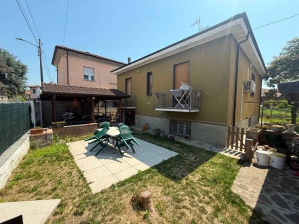 casa indipendente in vendita a Vistarino in zona Vivente