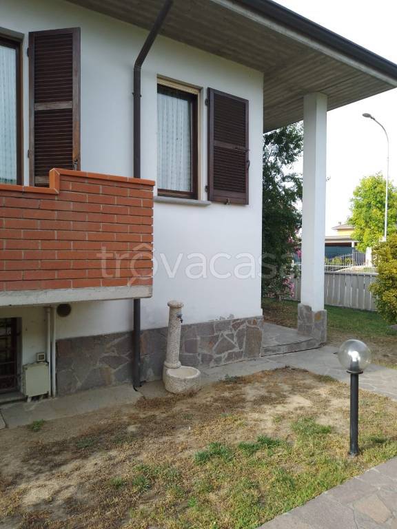 casa indipendente in vendita a Voghera