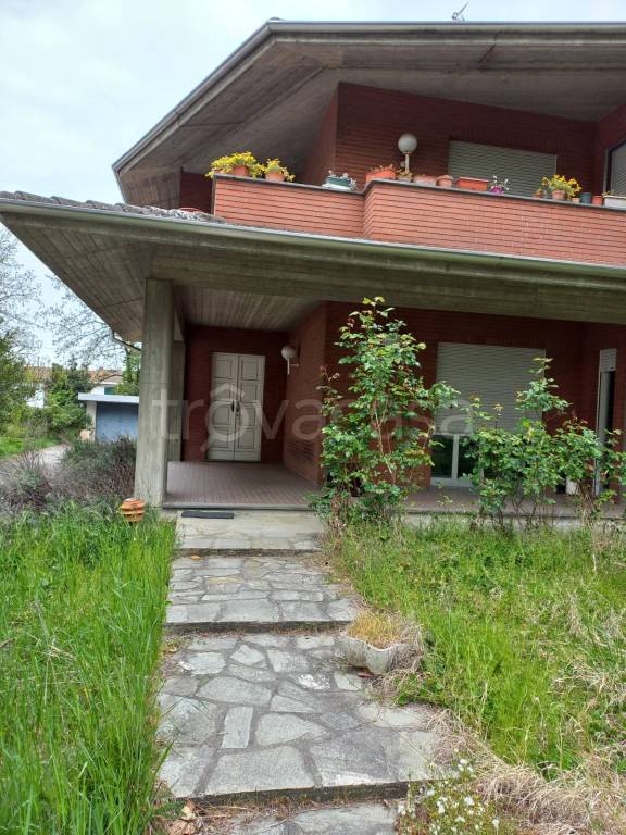 casa indipendente in vendita a Voghera