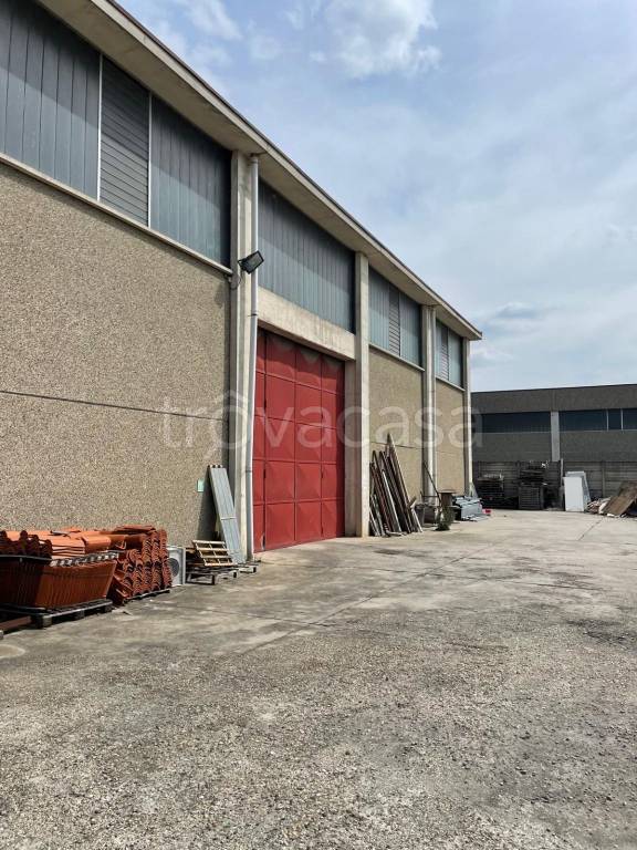 locale commerciale in vendita a Voghera in zona Medassino