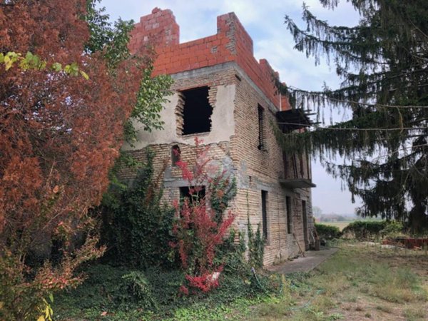 casa indipendente in vendita a Voghera in zona Medassino