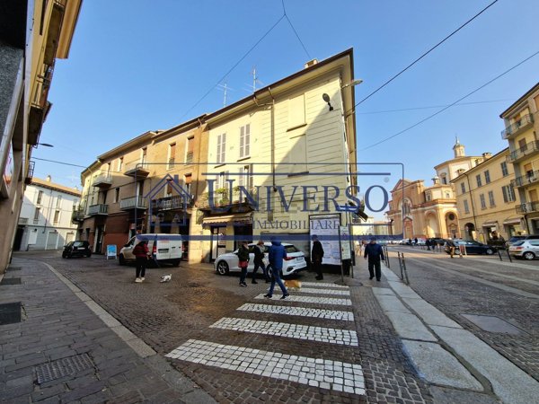 negozio in vendita a Voghera