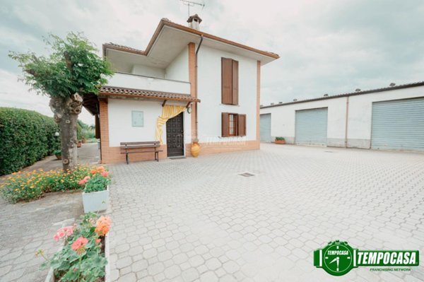 casa indipendente in vendita a Voghera