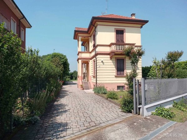 casa indipendente in vendita a Voghera
