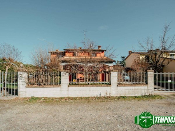 casa indipendente in vendita a Voghera