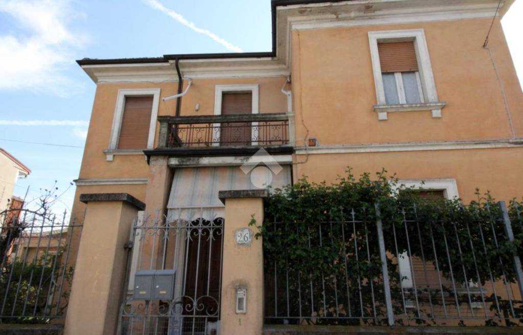 casa indipendente in vendita a Voghera