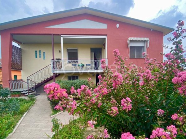 casa indipendente in vendita a Voghera