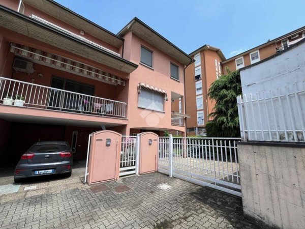 casa indipendente in vendita a Voghera