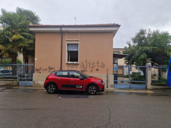casa indipendente in vendita a Voghera