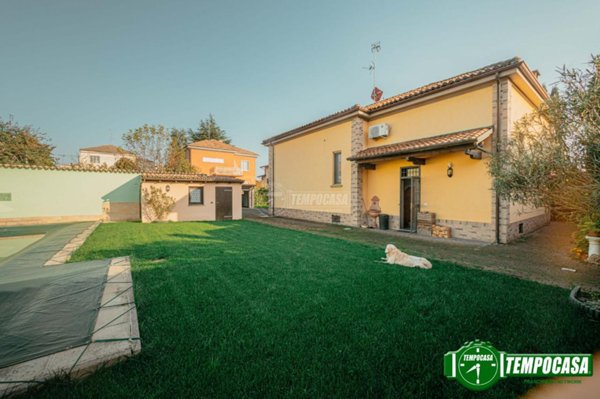 casa indipendente in vendita a Voghera in zona Valle
