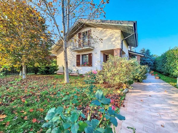 casa indipendente in vendita a Voghera