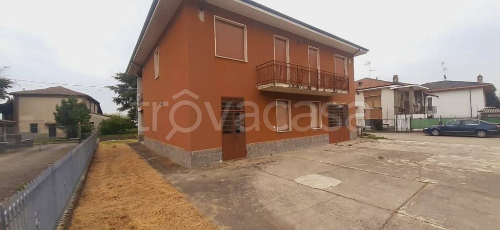 casa indipendente in vendita a Voghera in zona Oriolo