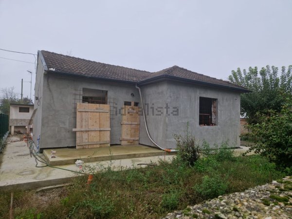 casa indipendente in vendita a Voghera