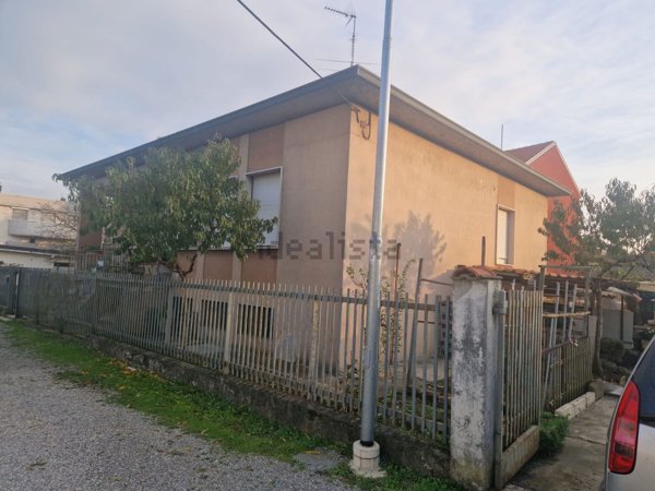 casa indipendente in vendita a Voghera