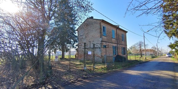 casa indipendente in vendita a Voghera