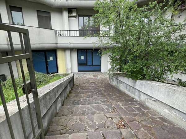 negozio in vendita a Voghera in zona Campoferro