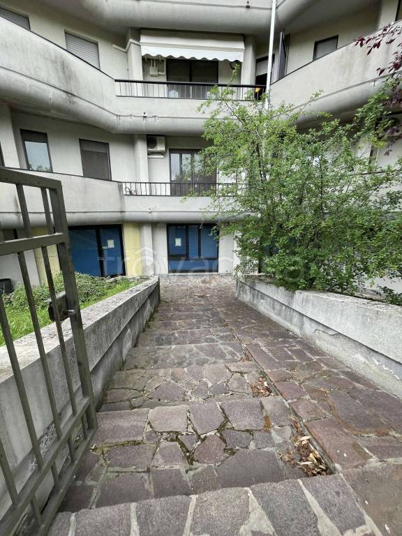 negozio in vendita a Voghera
